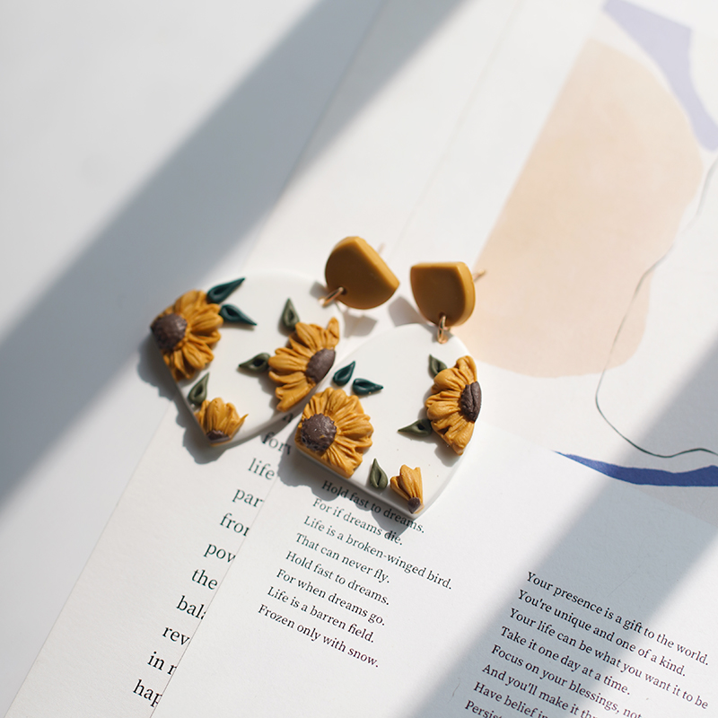 Daisy Floral Pattern Vintage Polymer Clay Earrings - Image 2