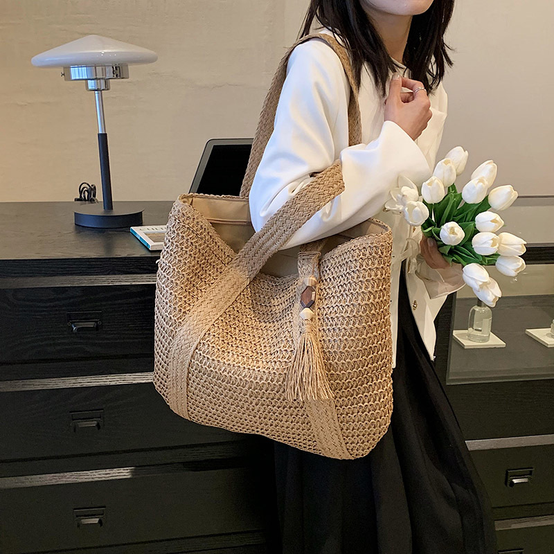 Fashion One-Shoulder Tassel Paper Rope Straw Tote Bag - Image 3