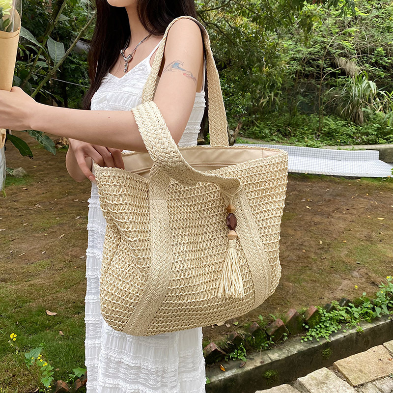 Fashion One-Shoulder Tassel Paper Rope Straw Tote Bag - Image 4