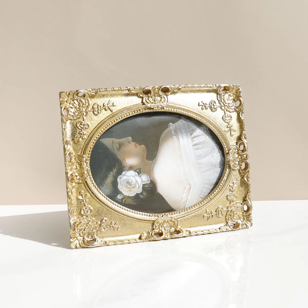 Golden Resin Vintage Retro Photo Frame for Room Decor - Image 2