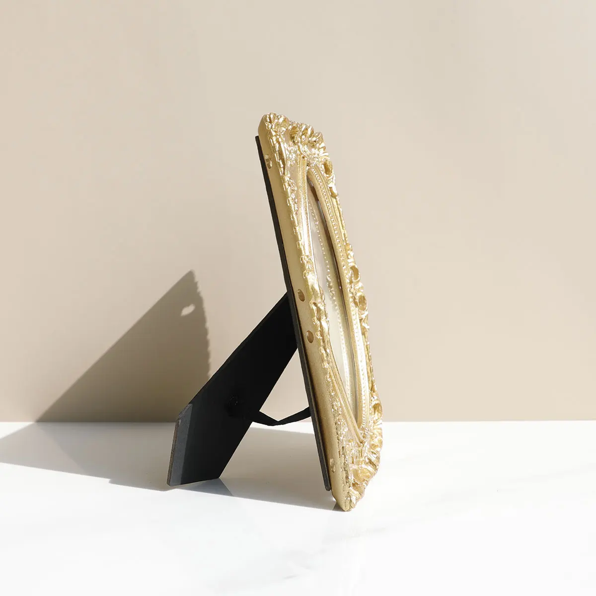 Golden Resin Vintage Retro Photo Frame for Room Decor - Image 3