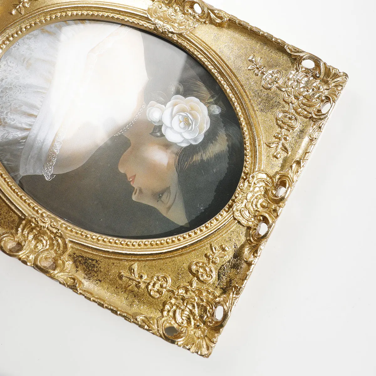 Golden Resin Vintage Retro Photo Frame for Room Decor - Image 4